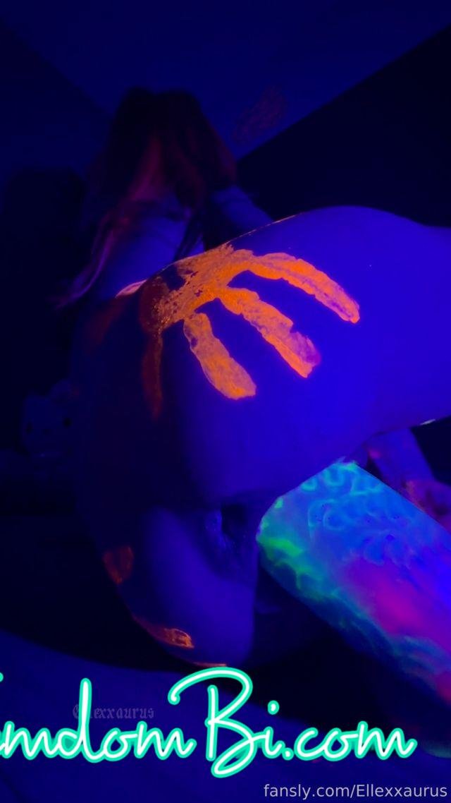 Ellexxaurus – UV light and paints feels so trippy I loveee it and the dildo is huge Ellexxaurus – UV light and paints feels so trippy I loveee it and the dildo is huge
